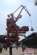 澳门太阳城集团：将货船上的大豆以每小时700吨的作业速度通过全封闭的传送装